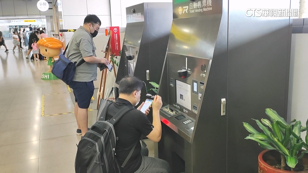 台中火車站「蹲一排買票」　台鐵：是身障機台.將加強標示