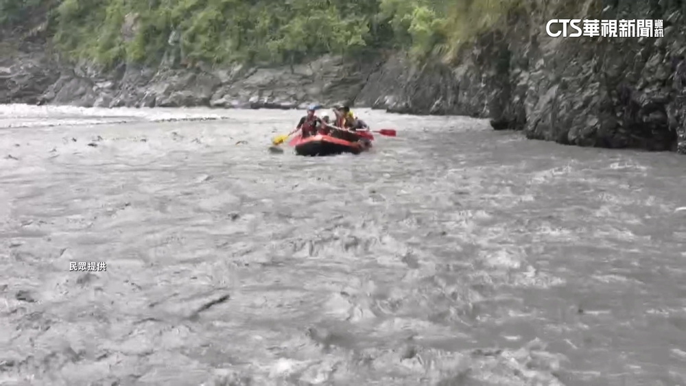 7遊客霧台玩漂漂河「撞山壁翻覆」受困　警消渡溪驚險救援