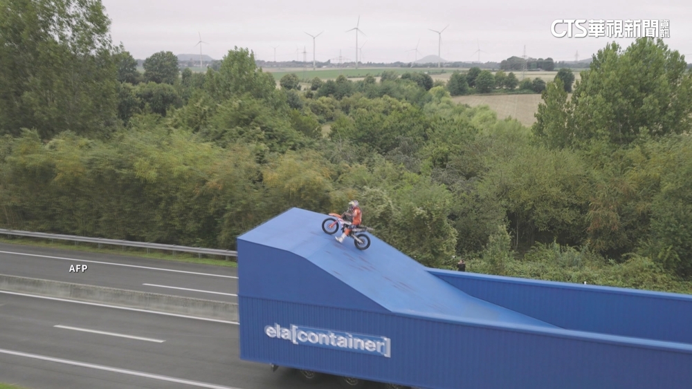 飛越行駛卡車與護欄　德國FMX大神再創紀錄
