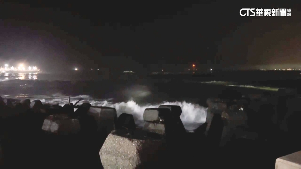 屏東東港釣客駕波特船落海　今早續搜救