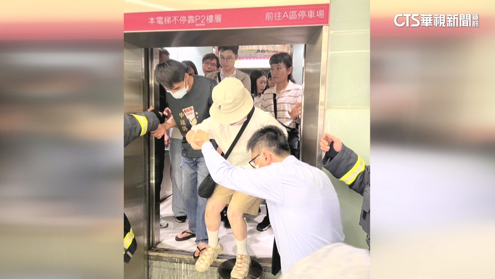 台中大遠百電梯疑電路板故障　19人受困近1小時