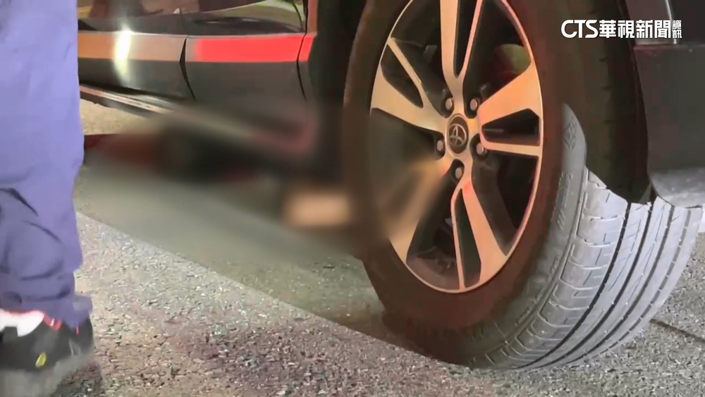 疑天色昏暗未注意　駕駛輾躺車道男子命危