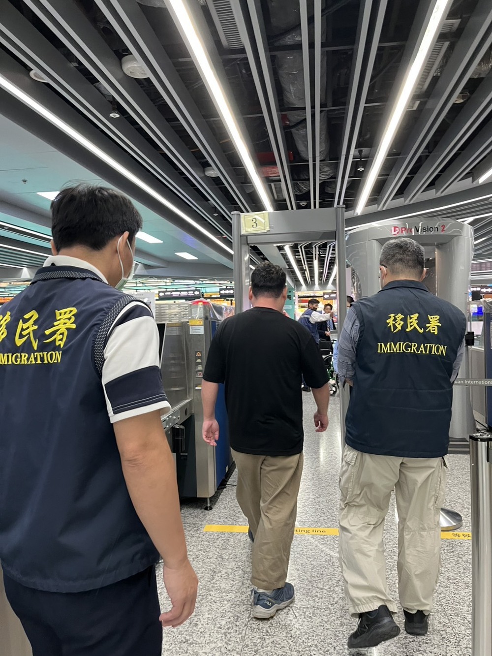 2日籍男西門町舉五星旗遭驅逐出國　矢板明夫評「為掙人民幣」：與某台灣肌肉男是同類