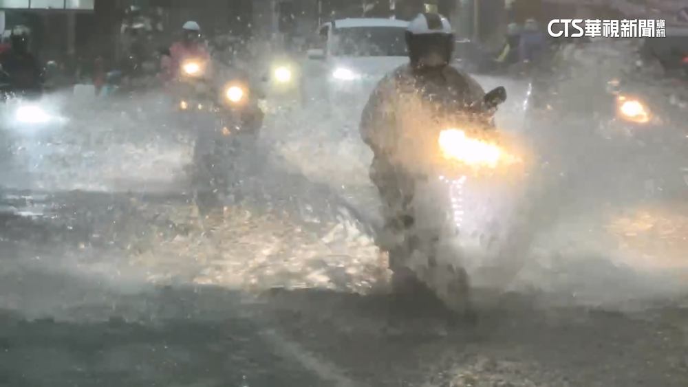 對流發威！高雄市區降大雨颳強風　市區多處積淹水