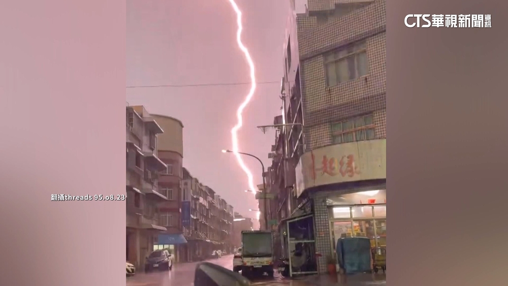 高雄昨風雨如颱傳淹水災情　雷神同時降臨港都