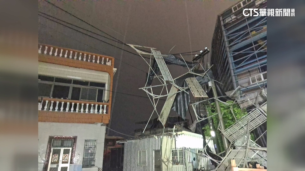 強風吹垮鷹架壓毀電桿　高雄旗津逾3千戶停電