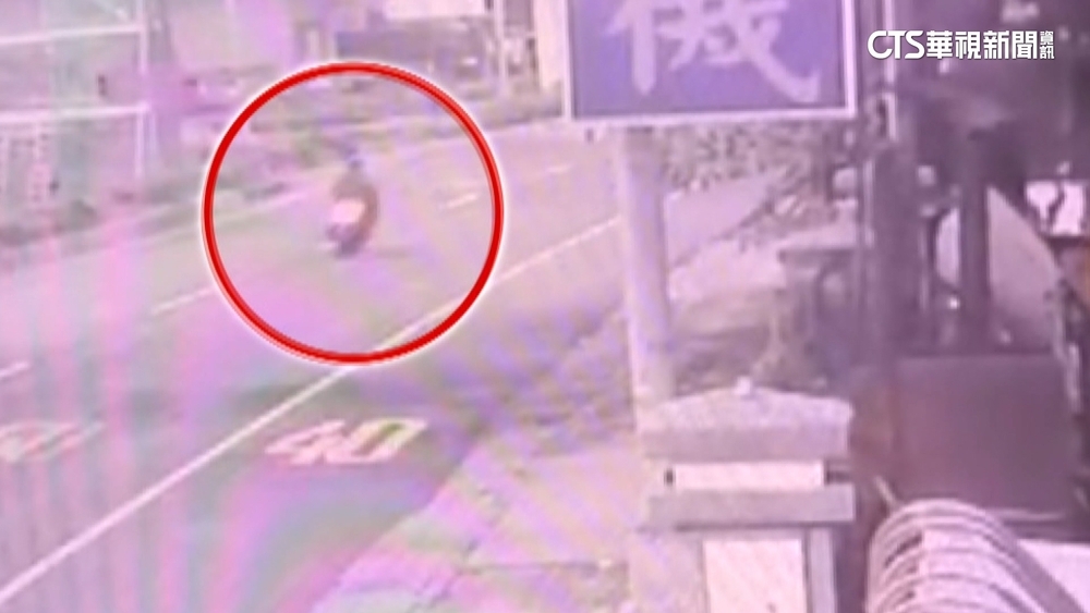 騎士輾石塊自摔亡　疑橋墩伸縮縫掉出石塊害命