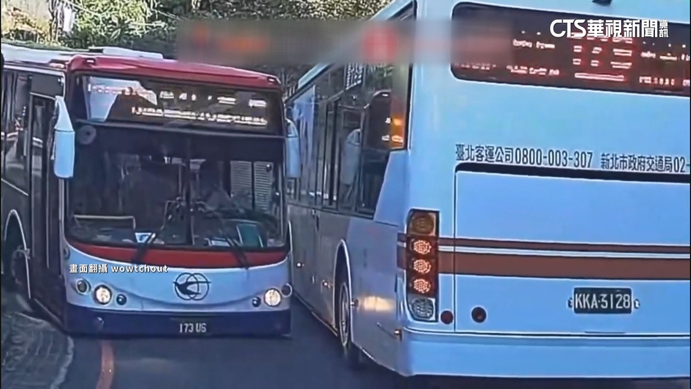 九份2公車窄路會車「一進一退」擦身　網友大讚神技