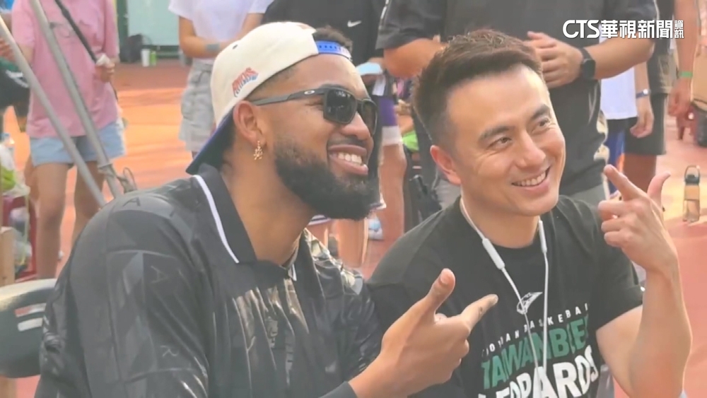 NBA旋風來襲！　Towns出席3對3活動　笑臉迎人