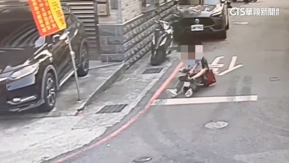 驚險！　2童騎電動玩具車穿梭車陣　民眾驚：大人呢？
