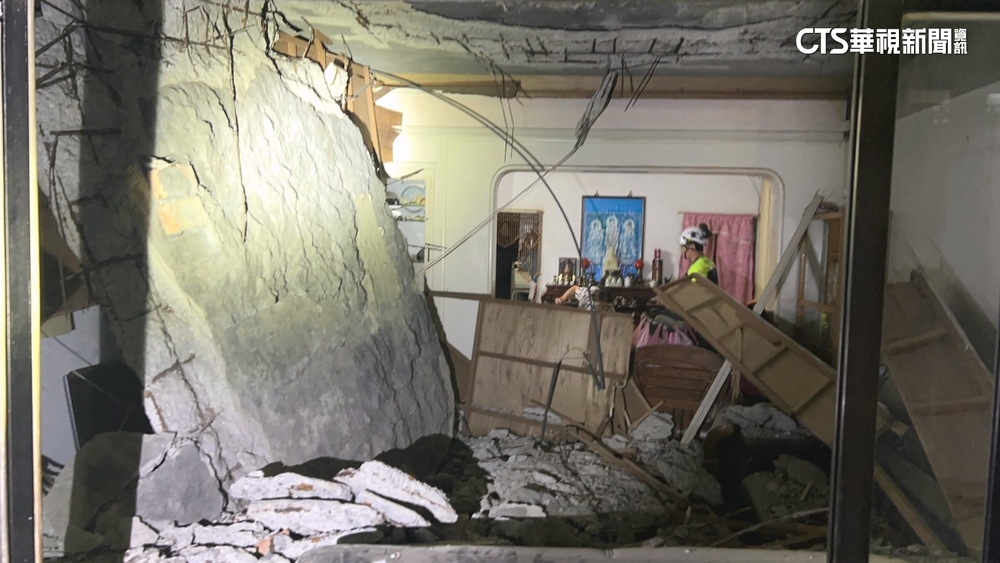 疑受地震影響？　公寓天花板整片崩塌　住戶逃過一劫