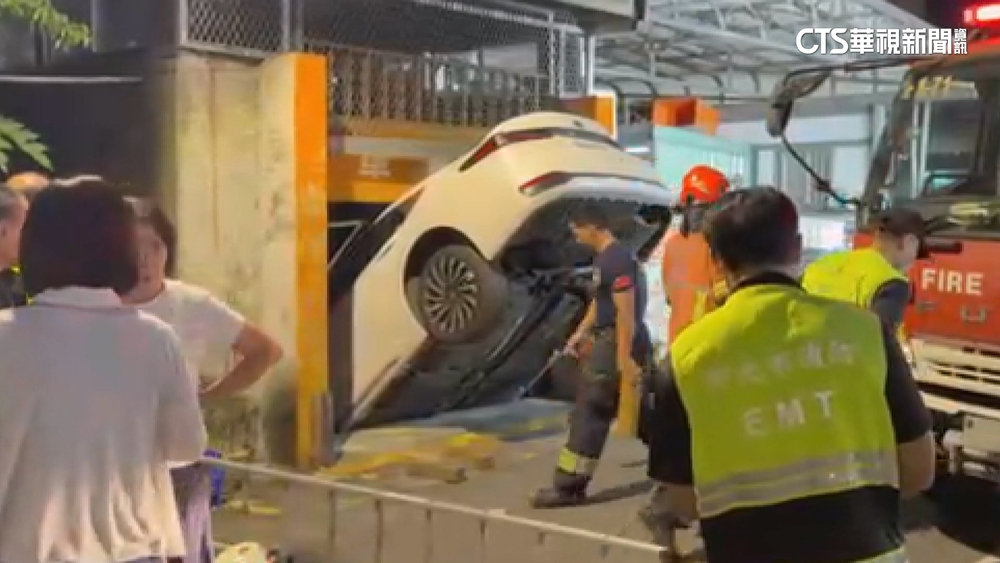 嚇！　停車升降梯故障突下墜「車倒頭栽」　駕駛一度受困