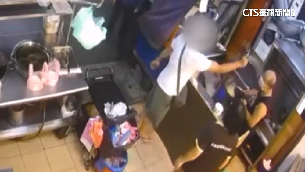 疑不滿老闆沒理會點餐　嫌持「刺激性噴霧」攻擊