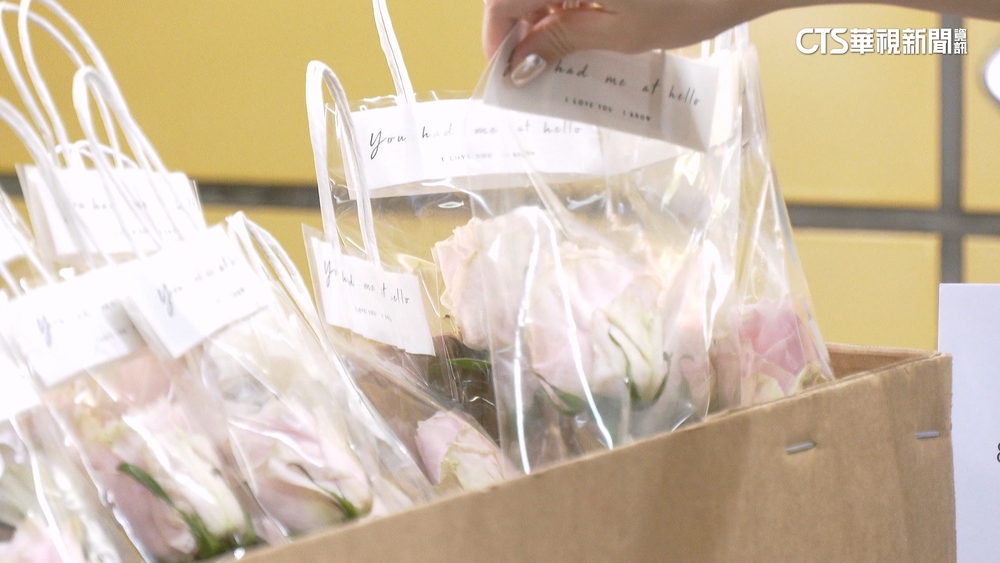 浪漫！　北捷七夕送「限量玫瑰」！　吸民眾排隊