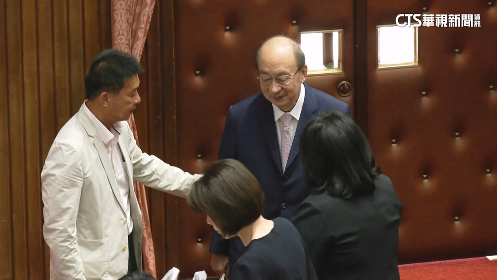 議場內開黨團會為反制逼宮？　柯建銘：不用想太多