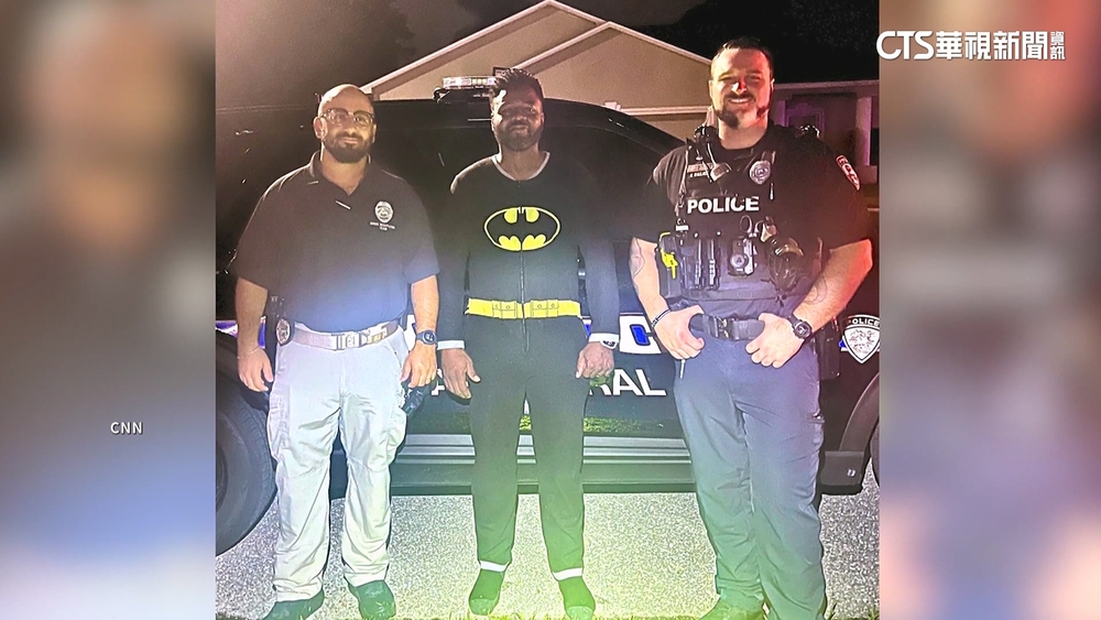 美佛州小偷夜闖民宅　警到場驚見「蝙蝠俠」抓賊