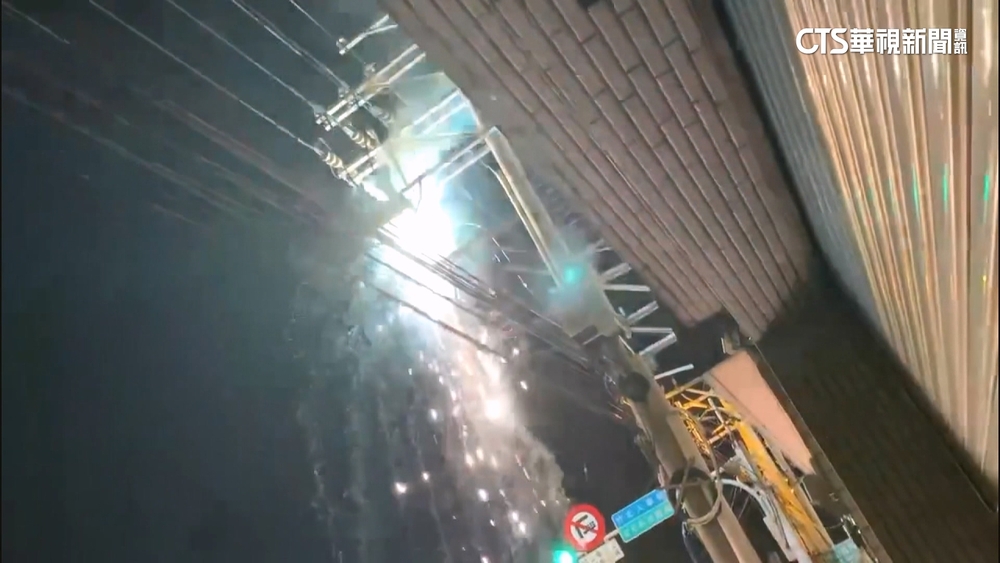 電線桿突爆火花好嚇人　民眾：以為放煙火惡作劇
