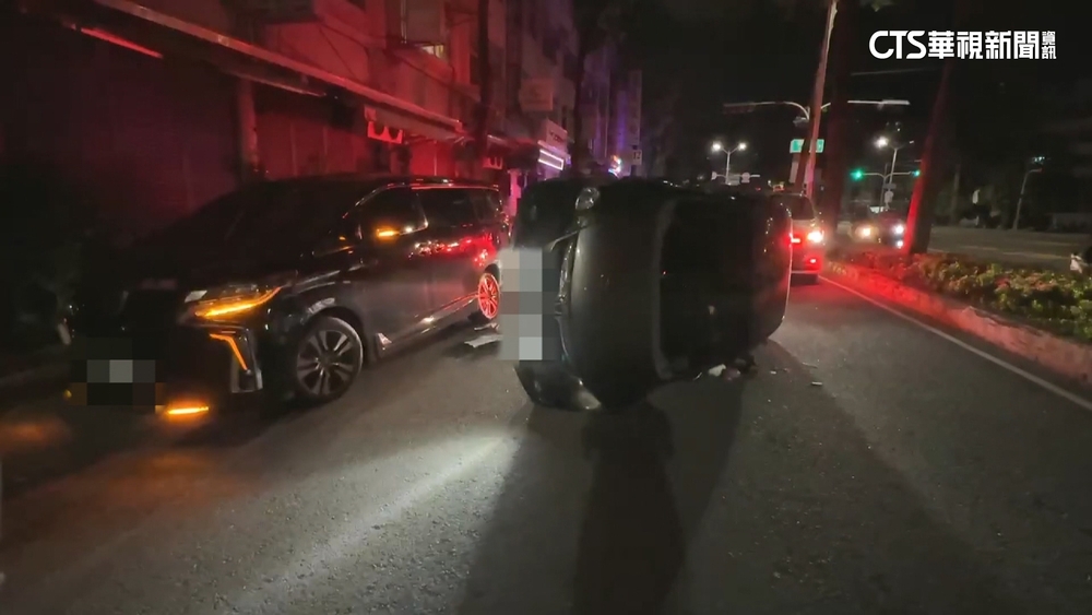 通緝犯載嬰自撞翻覆　聽兒恐送社會局崩潰求救