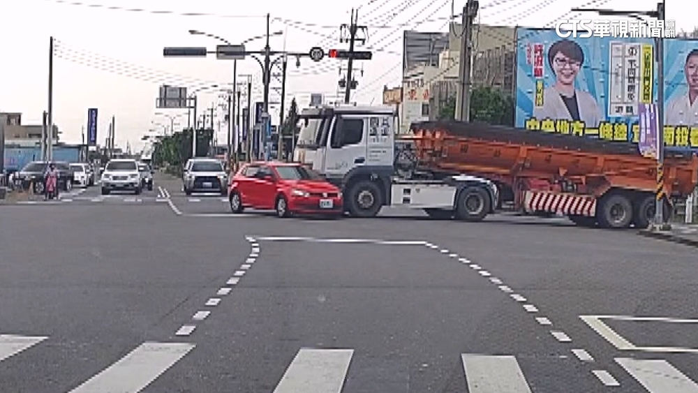 轎車外側車道左轉硬切！　遭砂石車撞90度旋轉