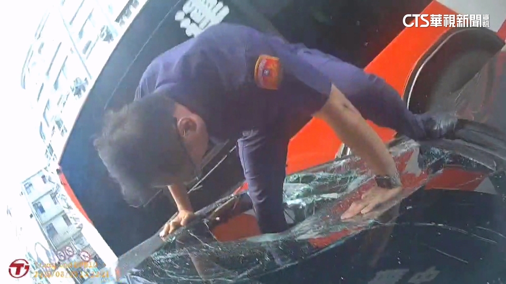 警匪追逐！車手拒檢逃撞多車　警包夾破車窗逮人