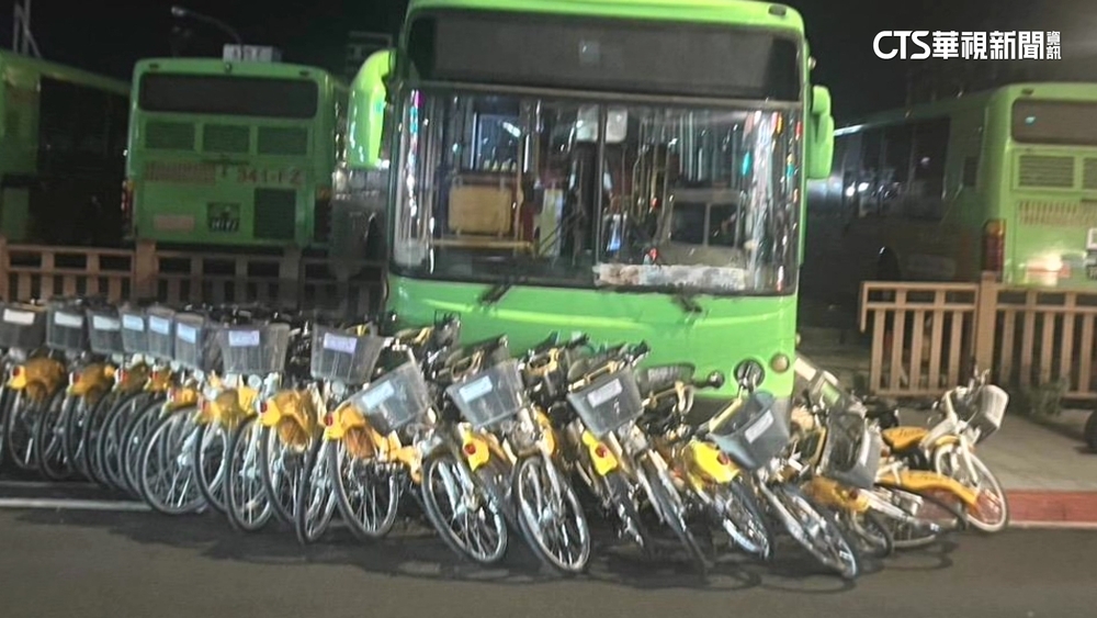 疑操作不當！　客運滑行衝出柵欄　撞倒30輛YouBike