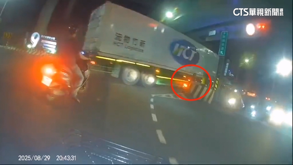 疑視線死角！　曳引車撞機車　騎士右腳骨折