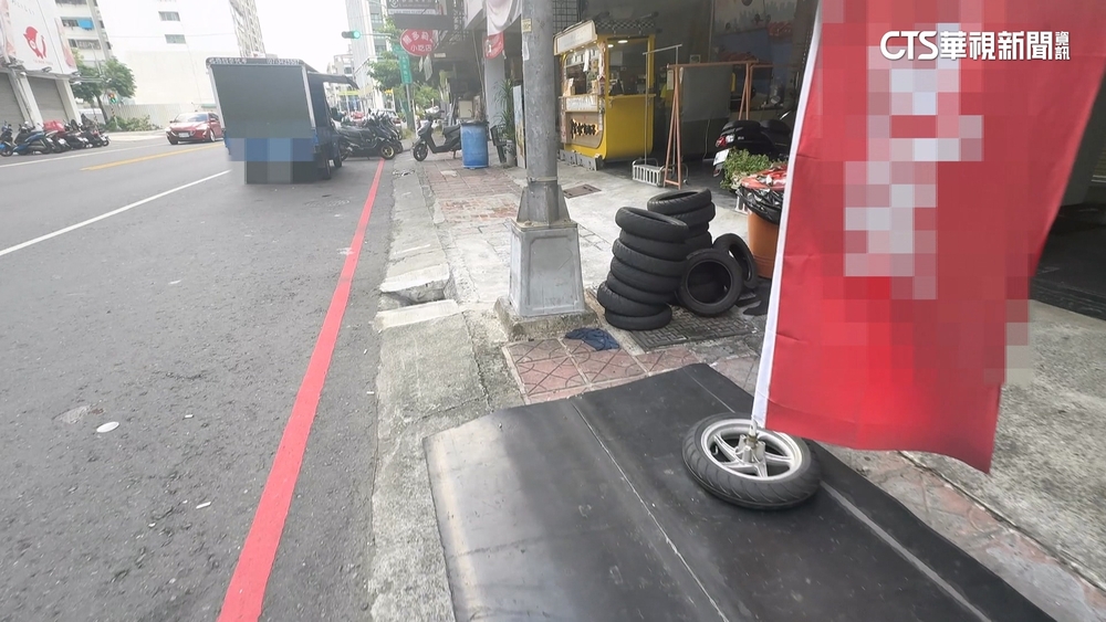 公德心在哪？　人行道放輪胎.鐵架　走路挑戰「障礙賽」