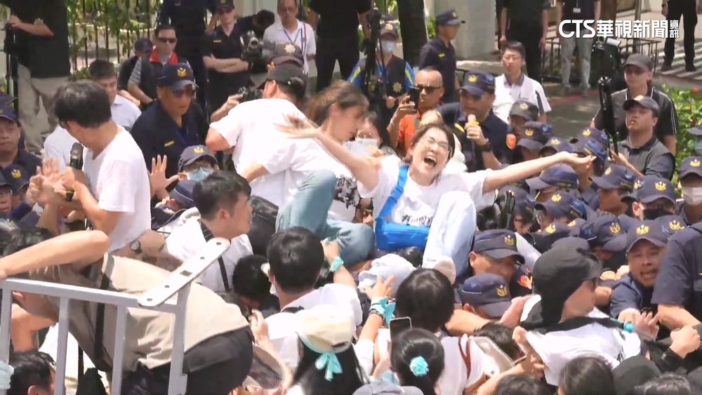 民眾黨「走讀」爆衝突　黨工「踩上警肩膀」突破人牆
