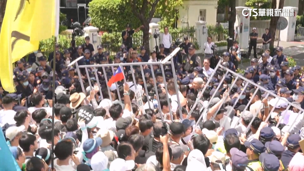 民眾黨「走讀」違法集會與警對峙　小草推擠拒馬8警傷