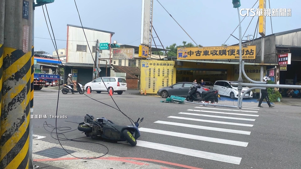 大貨車「吊臂未收」勾倒號誌　對向騎士落「線」阱慘摔