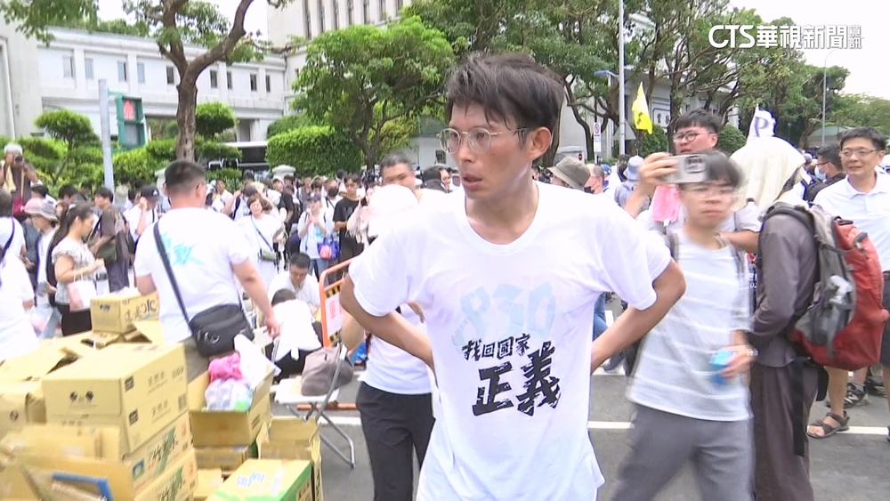 黃國昌「突改路線」致警民衝突？　綠批「求表演」白營駁