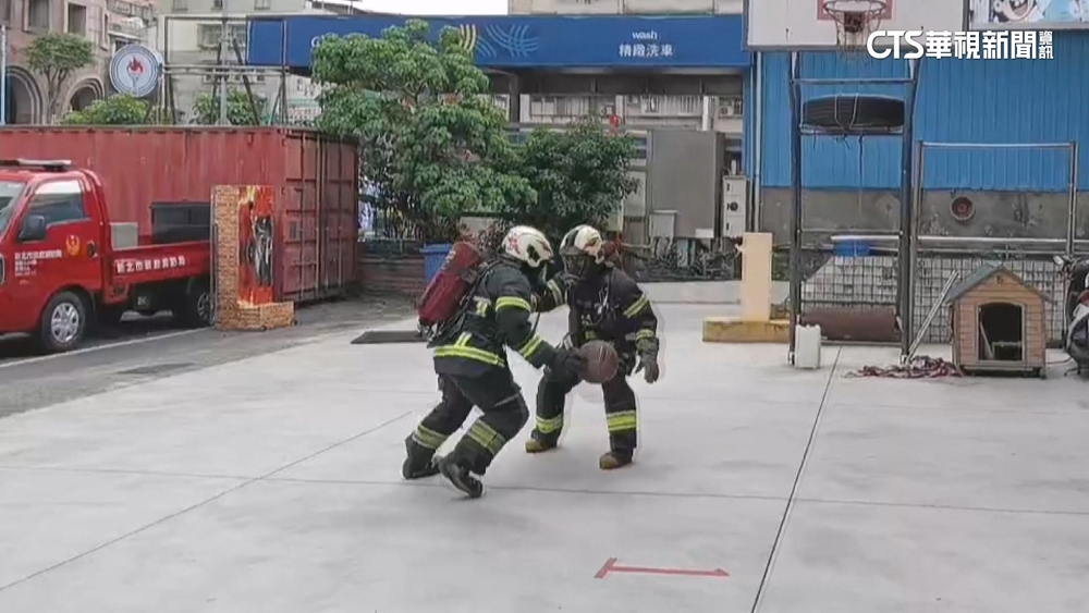 高耗氧負重訓練！　消防員揹24公斤裝備「鬥牛」