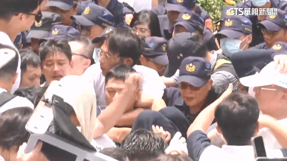 民眾黨「公民走讀」釀警民衝突！內政部喊法辦　黃國昌嗆：賴皇放馬過來