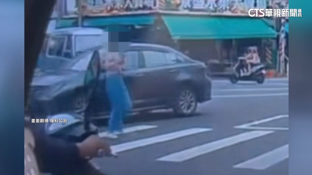 轎車左轉未禮讓！行人急閃　警：違反道交法將開罰