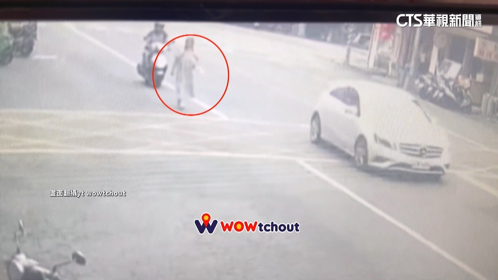 婦走車道遭騎士撞飛　警初判雙方均有肇責