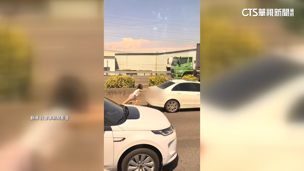 轎車國道拋錨.女駕駛徒手推50米　網：神力女超人？