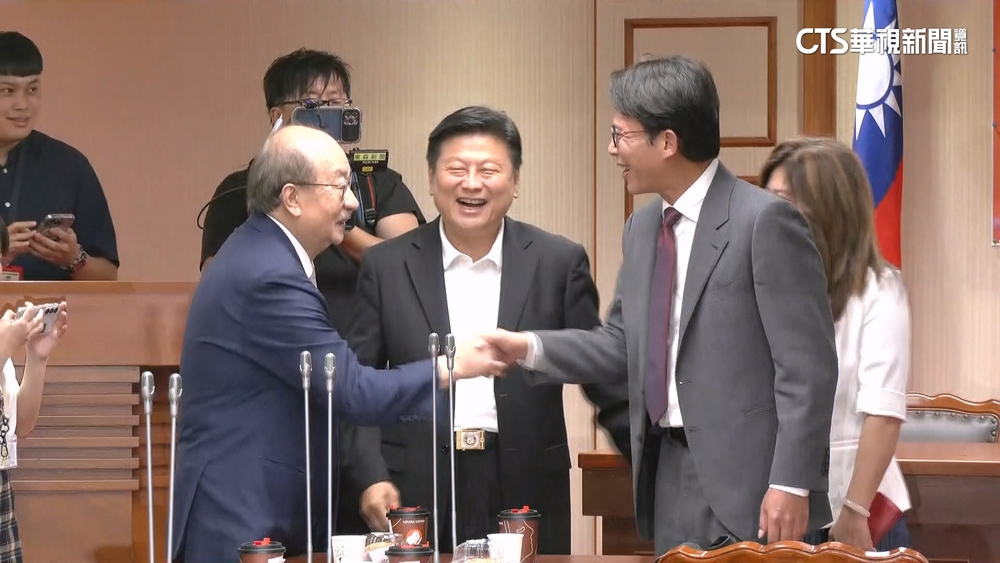 傅喊朝野和解　柯建銘出席藍黨團交接「遞橄欖枝」