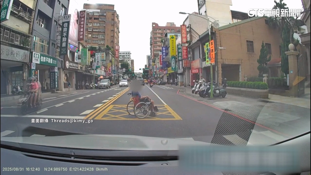 輪椅翁「倒退嚕過馬路」嚇壞駕駛　鄰曝「固執個性」恐吞罰