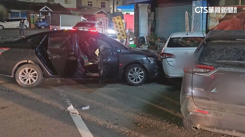 剎不住！母載女4人撞車　波及路邊2車「5人傷」