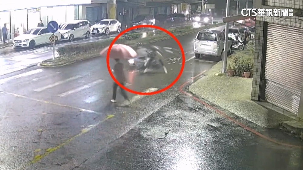 行人地獄！　過斑馬線遭騎士撞飛　多處擦傷送醫