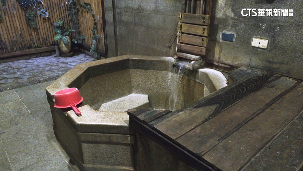 北投知名溫泉再爆偷拍！　男「毛巾包手機」大眾池犯案