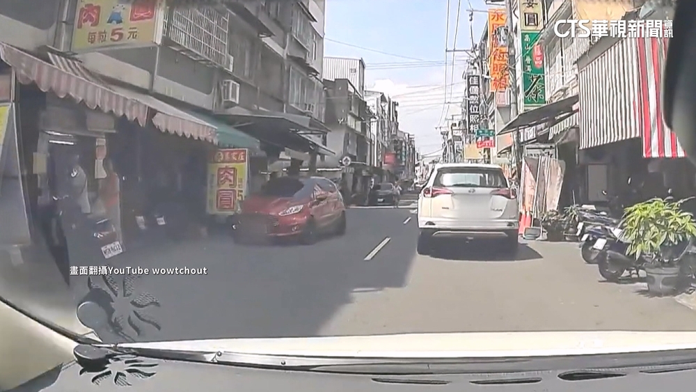 高雄鳳山肉圓名店前停車亂象　車輛占道臨停擋路