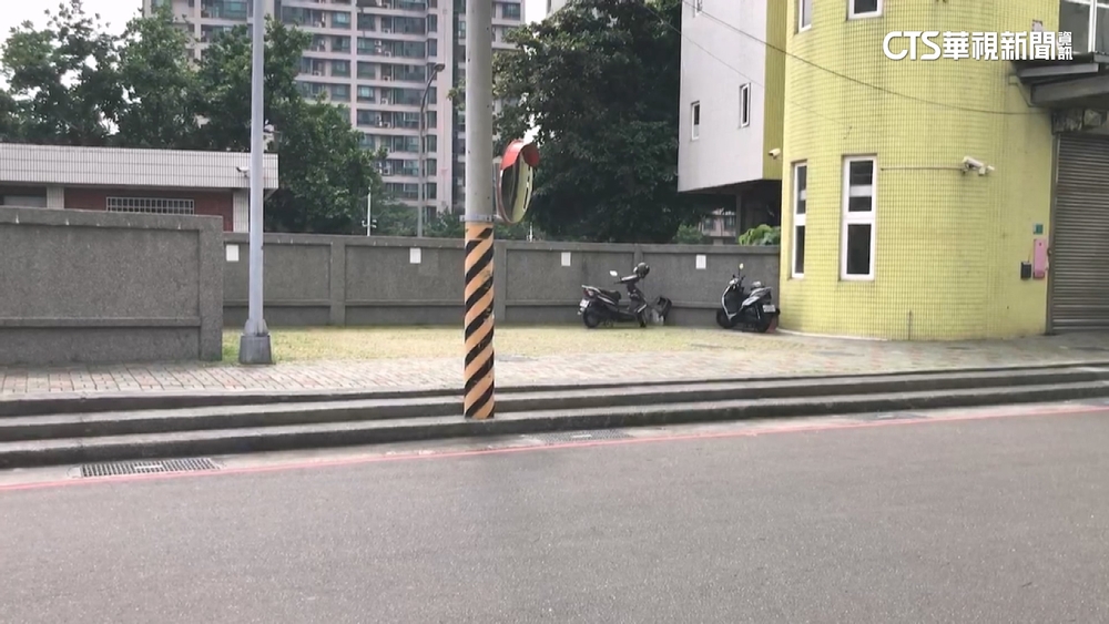 台南活動中心旁想進停車場　只能「違規硬闖人行道」