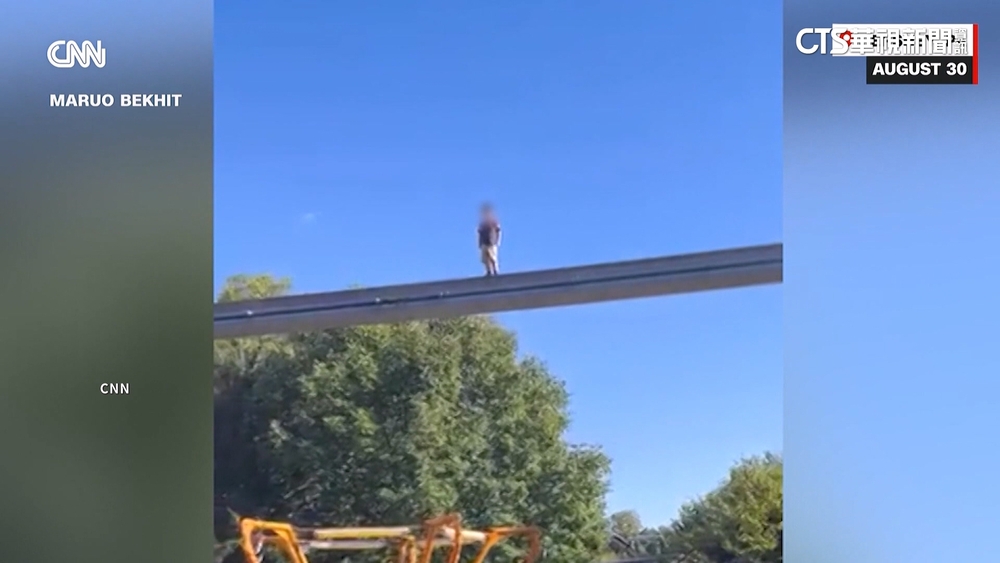 美遊樂園驚險一幕　男孩走在30米高軌道嚇壞人