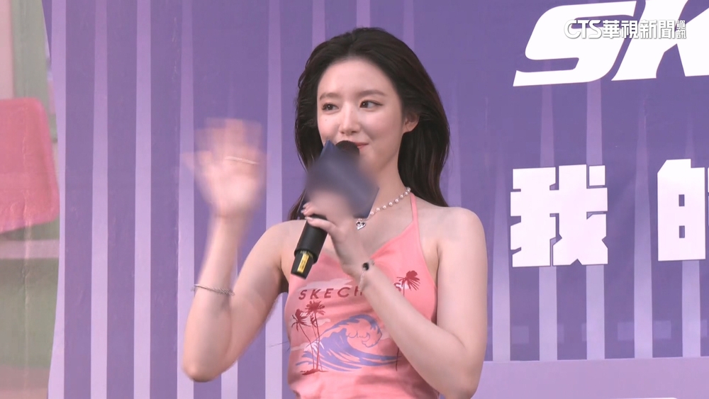 舒華接下主持棒！　現身信義街頭.粉絲擠爆睹風采