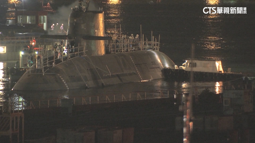 國造潛艦海鯤號夜航測試　驚喜與台船無人艇同框
