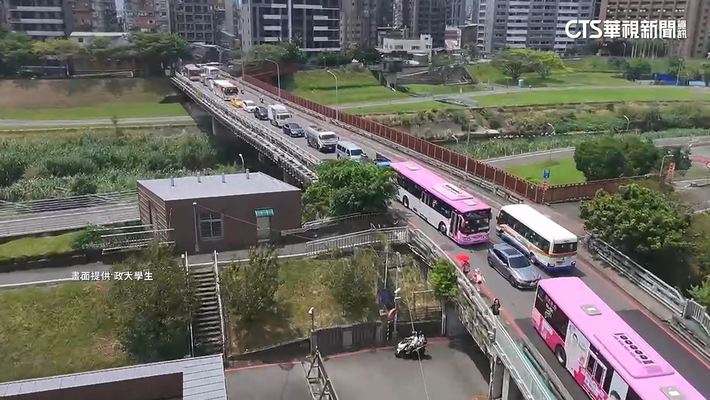 增設紅綠燈工程延期　政大開學首週塞車綿延道南橋外