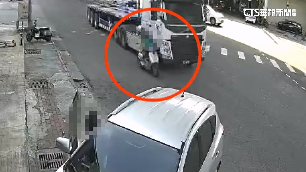 驚！婦閃違停遭貨車撞　人車「差不到10cm」險輾過