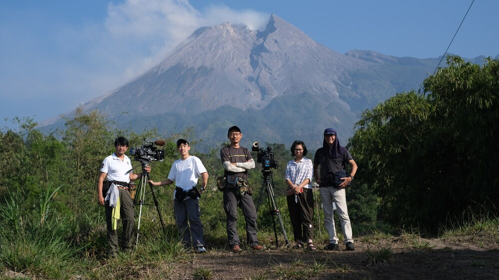 《南國啟示錄》導演劉嵩(右一)與製作團隊 