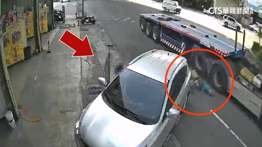 7旬婦閃違停遭大貨車擦撞　僅差不到10公分險遭輾